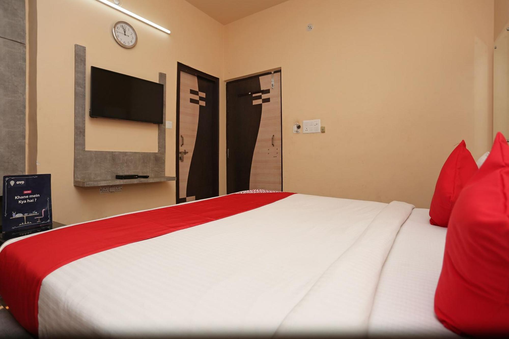 Chinhat Oyo Flagship Hotel Krishna מראה חיצוני תמונה