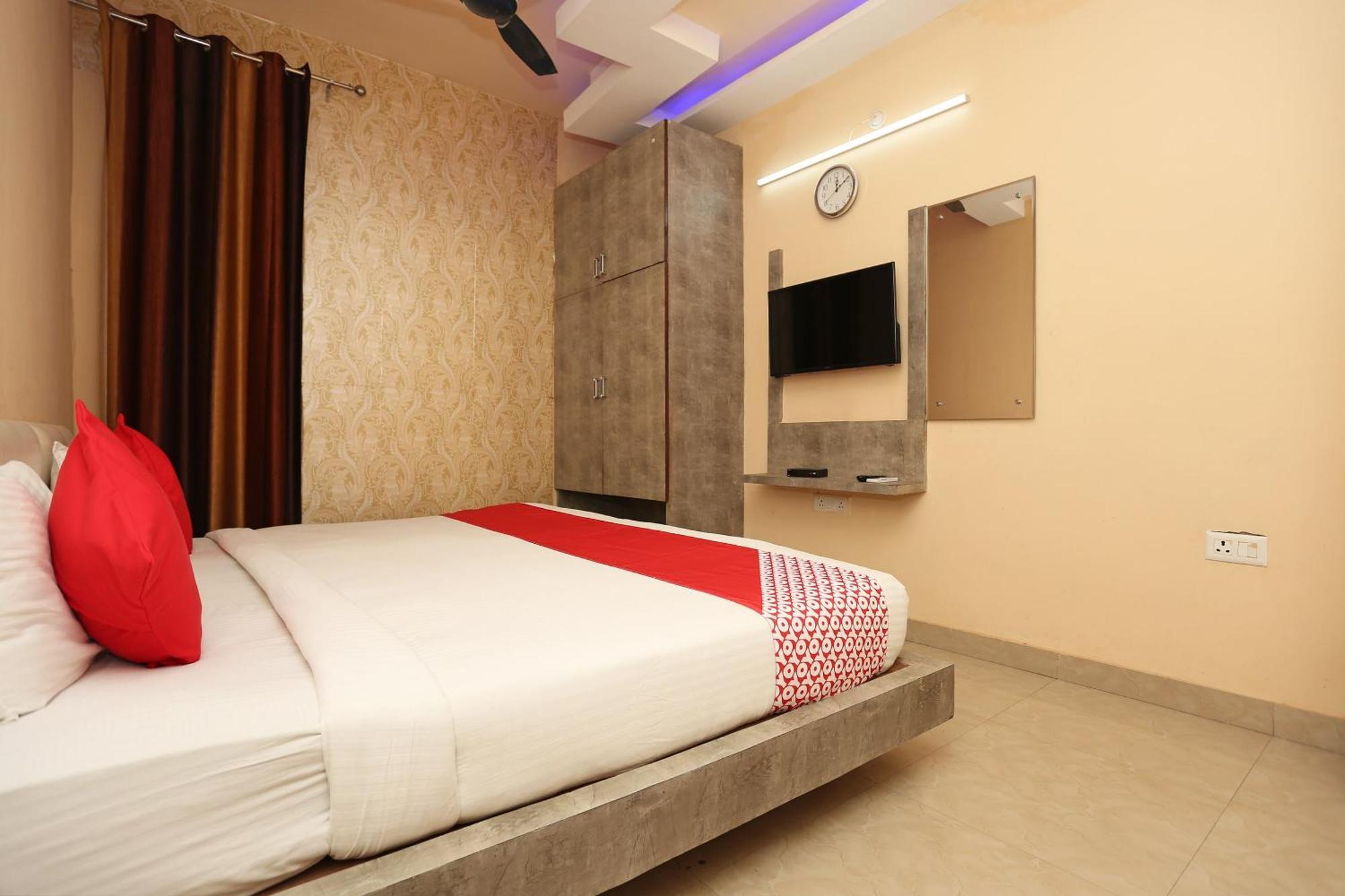 Chinhat Oyo Flagship Hotel Krishna מראה חיצוני תמונה